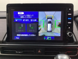 マルチビューカメラシステム搭載車です。お車の周囲を全方位でカバーします。後方・前方・両脇と、コンディションが悪い視界でもカラーモニターに映し出した映像がドライバーをサポートします。