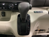 CVT車のセレクトレバーです。低速から高速まで、変速ショックのないスムーズな走りを実現するとともに、エンジン効率のよい領域を維持することで燃費にも貢献します。
