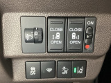 両側電動スライドドアは運転席から操作ができるよう、操作スイッチが付いています。Hondaセンシング用のVSA(ABS+TCS+横滑り抑制)解除と路外逸脱抑制機能などのスイッチもあります。