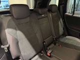 メルセデスのシートは少し硬めになっております。長時間の運転の際、適度な反発があることでお尻や腰の負担を減らす効果が御座います。