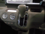 インパネシフトだから視線の移動も少なく足元もスッキリ。運転席もゆったりしているのでゆとりを持ってドライブできますね。