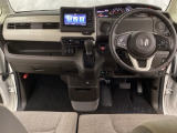 車内は光触媒抗菌消臭施工済です。スタイリッシュなデザインで暖かみのあるインパネ周りを演出します。グローブボックスやカップホルダーのほかにトレーなどたくさんの収納スペースが装備されています。