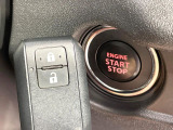 【キーレススタートシステム】カバンやポケットに入れたままでもドアの施錠・解錠が可能なスマートキーを装備。エンジンのオン・オフ時もカギを取り出す必要が無いからとっても便利です♪