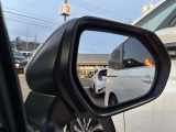 ウインカーミラーにはBSM(ブラインドスポットモニター)を搭載。隣を走る車両が死角に入るとLEDインジケーターを点灯。また、ウィンカーを出すとインジケーターも光って点滅!注意を促してくれます。