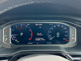 【Digital Cockpit Pro】高解像度ディスプレイによるフルデジタルメータークラスター。基本の速度計とタコメーターの表示に加え、中央にドライビングデータなどを少ない視線移動で視認できます。