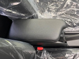 【アームレスト】運転中の身体の負担を軽減してくれるアームレストを装備♪