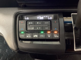 オートエアコンは左右席で独立温度コントロールが可能です。シートヒーター付きで、冷えた車内でもスイッチを押せば数秒で座面と背もたれがあたたかくなります。