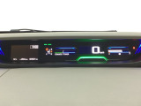 中央にデジタル表示のスピードメーターを配したハイブリット専用メーターになっています。左側のインフォメーション画面で燃費などの情報を確認できます。