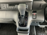 オートマチックシフトレバーは、手になじみ操作しやすい形状で安全運転にもつながります♪