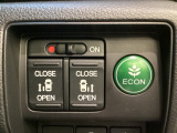 リアドアは乗り降りに便利な両側電動スライドドアです。また運転席に座っていながらスイッチ操作で自在にスライドドアを開け閉めできます。燃費に役立つECONボタンもここです。