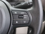 【アダプティブクルーズコントロール】ステアリングのスイッチを操作するとミリ波レーダーで先行車との距離を測定。設定を適切に保ちながら加速・減速、さらに停止まで自動に追従します。