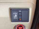 左側電動スライドドアは運転席からでも操作ができるように、ハンドル付近に開閉の操作スイッチが付いています。