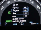 隣車線を走る車両をレーダーで検知し、ドアミラーでは確認しにくい後側方エリアに存在する車両に加え、急接近してくる車両も検知します。車両を検知するとドアミラーに搭載されたLEDインジケーターが点灯します。