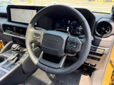 本革巻き3本スポークステアリング(ステアリングリモコン)・TOYOTAロゴ・ハンドルヒーター。