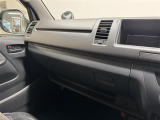 【グローブボックス】車検証、サングラスやCDなど小さい荷物が収納できるので車内を綺麗に整頓できますね。