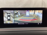 狭い場所での駐車やすれ違いなどでより的確な運転操作に役立つ360&deg;ビューモニターが装備されています。
