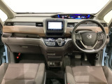 車内は光触媒抗菌消臭施工済です。インパネ周りはスタイリッシュなデザインで機能や装備も充実しています。グローブボックスやカップホルダーのほかにトレーなどたくさんの収納スペースが付いています。