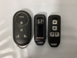 スマートキー付きですからドアロックの開閉およびエンジンスタートが楽々です。電動スライドドアの開け閉めもボタンで操作できます。加えて、純正リモコンエンジンスターター用の操作キーもついています。