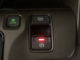 セレクトレバーの右に電子制御パーキングブレーキがあります。スイッチひとつで、停車した地点の傾斜などをシステムが検知・判断してブレーキ力を自動的に最適制御し、しっかり停車できるパーキングシステムです。