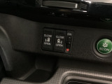 両側電動スライドドア。荷物で手が塞がる時など簡単にドアの開閉が出来ます。何より力いらずで開閉OK。女性やお年寄りにも優しい。電動機能はOFFにもできますから元気なお子様の駆け出しも安心。