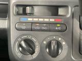 寒い冬も暑い夏も全席に快適な空調を届けてくれる、ダイヤル式エアコンを装備♪