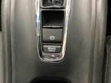 セレクトレバーの下に電子制御パーキングブレーキがあります。スイッチひとつで、停車した地点の傾斜などをシステムが検知・判断してブレーキ力を自動的に最適制御し、しっかり停車できるパーキングシステムです。