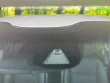 【ホンダセンシング】走行中に前方の車両等を認識し、衝突しそうな時は警報とブレーキで衝突回避と被害軽減をアシスト。より安全にドライブをお楽しみいただけます。
