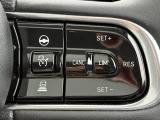 アダプティブクルーズコントロールは、フロントバンパーのレーダーセンサーを使用し、前方の車両の加減速に応じて自動的にスピードを調節、車間距離を維持します。(時速30km以上で使用可能)
