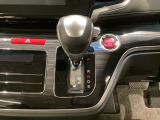 CVT車のセレクトレバーです。低速から高速まで、変速ショックのないスムーズな走りを実現するとともに、エンジン効率のよい領域を維持することで燃費にも貢献します。