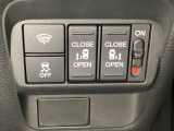リアドアは乗り降りに便利な両側電動スライドドアです。また運転席に座っていながらスイッチ操作で自在にスライドドアを開け閉めできます。またHondaセンシング用のVSA解除スイッチも横に装備しています。