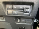 左右の電動スライドドア開閉スイッチです。運転席からも開閉操作が出来て便利です。
