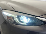 【LEDヘッドライト】悪天候や夜間走行時も良好な視界を確保し安心して運転できる高輝度LEDヘッドライトを装備!点灯速度が早く、消費電力も抑えられています。