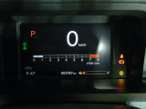 視認性、認識性にこだわった、7インチの液晶メーターを採用。速度は読み取りやすいよう数字で大きく表示します。