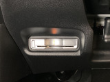 ハンドルの左下にETCがついています。高速道路の料金所の通過も楽々です。 カードの取り出しもしやすい場所についています。