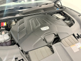 3.0L V型6気筒シングルターボ 出力: 340PS (250kW) /トルク: 450Nm (45.9kgm)