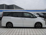 両側パワースライドドア付きだから、狭い駐車スペースなどでの 乗り降りラクラク!