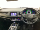 車内は光触媒抗菌消臭施工済です。スタイリッシュなデザインでスポーティなインパネ周りを演出します。グローブボックスやカップホルダーのほかにトレーなどたくさんの収納スペースが付いています。