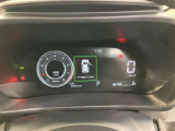 視認性に優れたメーターを採用しており、走行中でも車速や情報が分かりやすく表示されます。運転時の視線移動をむりのない範囲に抑え、快適で安心感のあるドライブをサポートします。