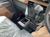 携帯も収納可能 ケーブル用の穴も空いてて便利に使えます。勿論ドリンクホルダーも