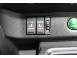 ◆◆両側電動スライドドア!!荷物で手が塞がる時など簡単にドアの開閉が出来ます!何より力いらずで開閉OK!女性やお年寄りにも優しい♪電動機能はOFFにもできますから元気なお子様の駆け出しも安心!