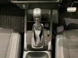 CVT車のセレクトレバーです。低速から高速まで、変速ショックのないスムーズな走りと、エンジン効率のよい領域を維持して燃費にも貢献します。