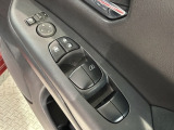狭い駐車場で便利な電動格納ドアミラーが付いています。