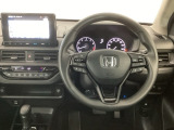 【ハンドル】運転にかかわる様々な操作を安全に行えるように視点移動が少なく操作性に配慮されたスイッチ類が凝縮されたコックピットです。
