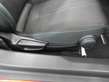 運転席シートは、前後調整とリクライニングに加えて、膝元の高さ調整が可能です。