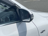 【ブラインドスポットアシスト】走行中車両の斜め後ろの死角エリアをモニタリングし、ドアミラー内蔵のインジケーターを点灯させて注意喚起し、安全な走行のサポートをします。