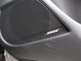 BOSEサウンドシステムを搭載。「良い音を出す」ではなく、その車種のごとに特徴を計算(車種専用設計)し、「反響音」を作り出すことによってどの座席でも自分中心で音が聴こえ、「心地よい空間」を作り出します。