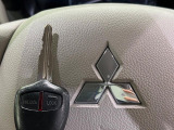 【キーレス】少し離れた場所からでもボタン一つでドアの開錠・施錠ができるのでとっても便利!ドアの鍵穴周りに傷をつけることもありません