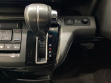 CVT車のセレクトレバーです。低速から高速まで、変速ショックのないスムーズな走りを実現するとともに、エンジン効率のよい領域を維持することで燃費にも貢献します。