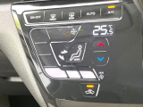 【オートエアコン】一度お好みの温度に設定すれば、車内の温度を検知し風量や温度を自動で調整。暑い&hellip;寒い&hellip;と何度もスイッチ操作をする必要はありません。快適な車内空間には必須の機能ですね♪