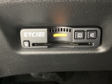 ハンドルの右下にETCがついています。高速道路の料金所の通過も楽々です。 カードの取り出しもしやすい場所についています。